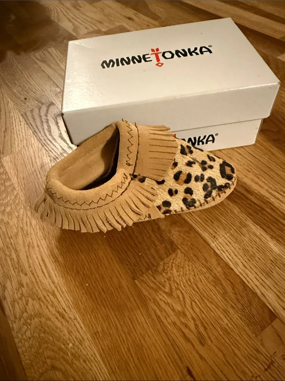 Minnetonka Kids Leopard Print Fringe Moccasins - Tan & Black